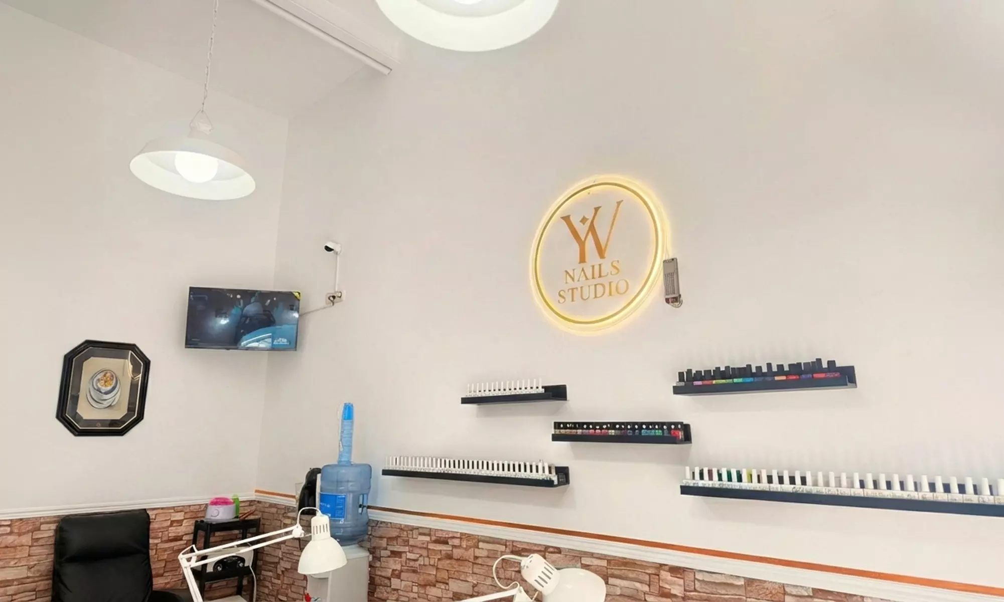 Sesión de manicura, pedicura o manipedicura con esmaltado a elegir