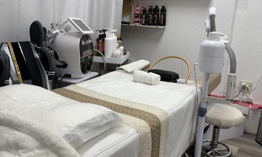 Image 3: 75-Min Luxury Head Spa w/Massage on Neck & Scalp + Mini-Facial for 1-2