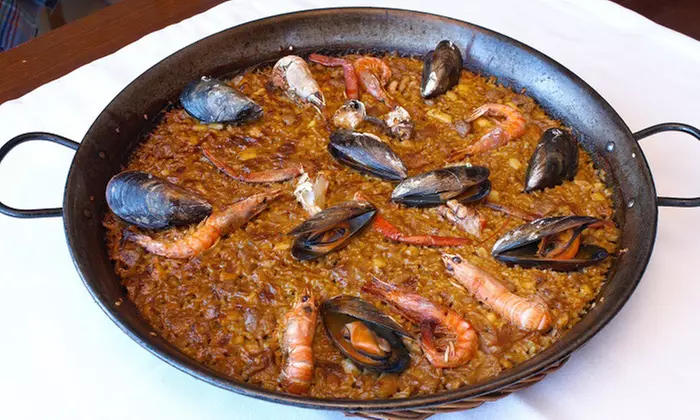 Menú mediterráneo para 2 o 4 con postres y vino con vistas al mar