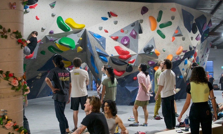Image 4: Dive into Weekend Bouldering Fun for upto Four people on Two Locations