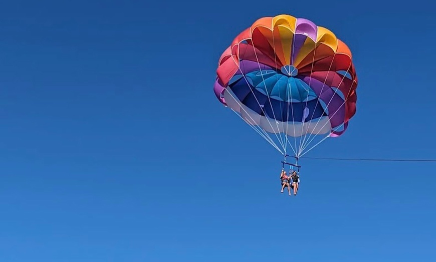 Image 3: Paseo en parasailing para 2 o 3 personas 