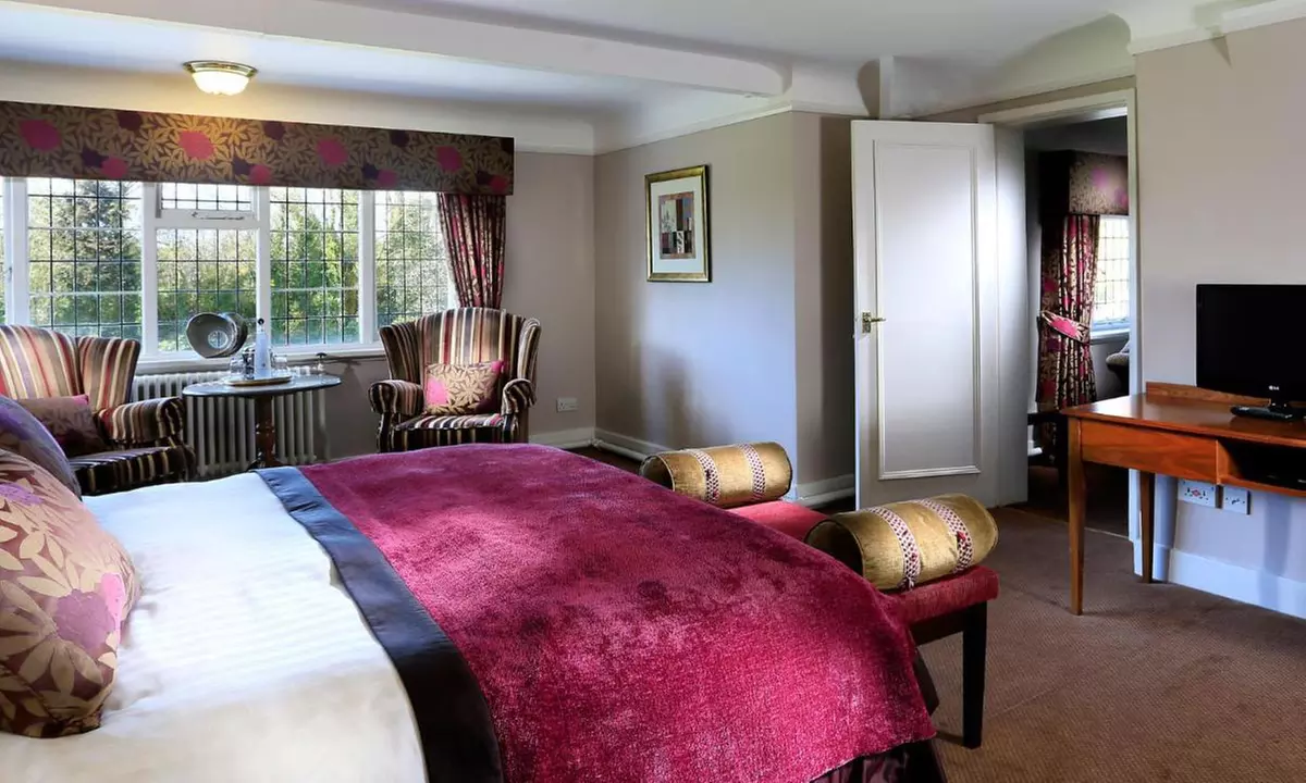 Chester: Spa Stay for 2 with Breakfast, Prosecco & 25-Minute Treatment