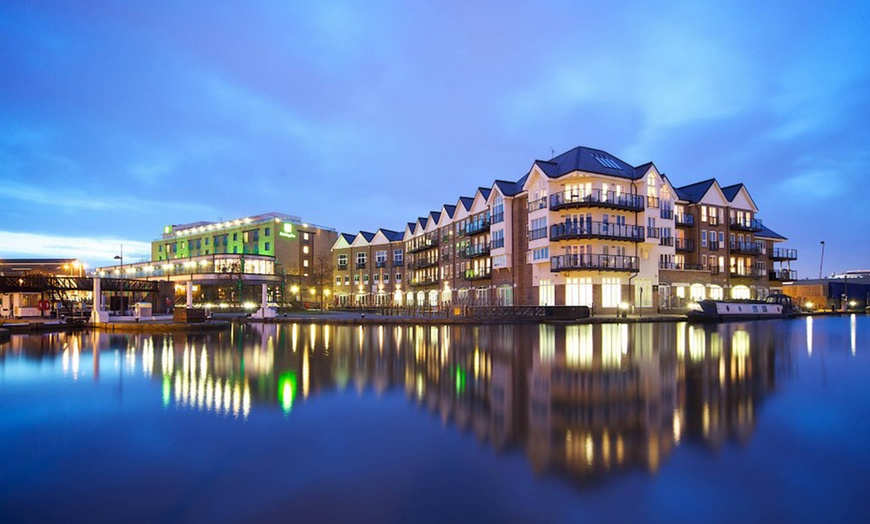 Image 4: Experience the Charm of an Afternoon Tea with Scenic Canal Views!