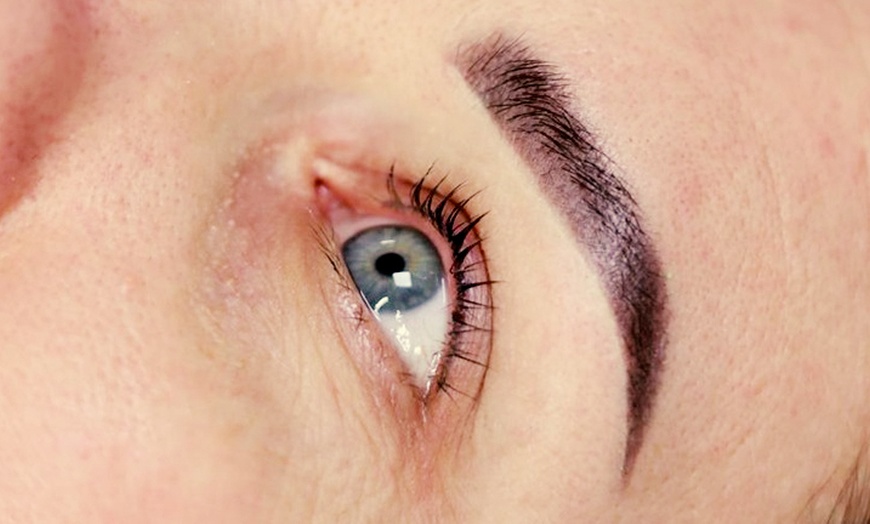 Image 9: Lifting y tinte de pestañas con vitaminas y diseño o laminado de cejas