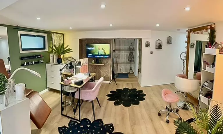 Beauté des mains russe et semi-permanent