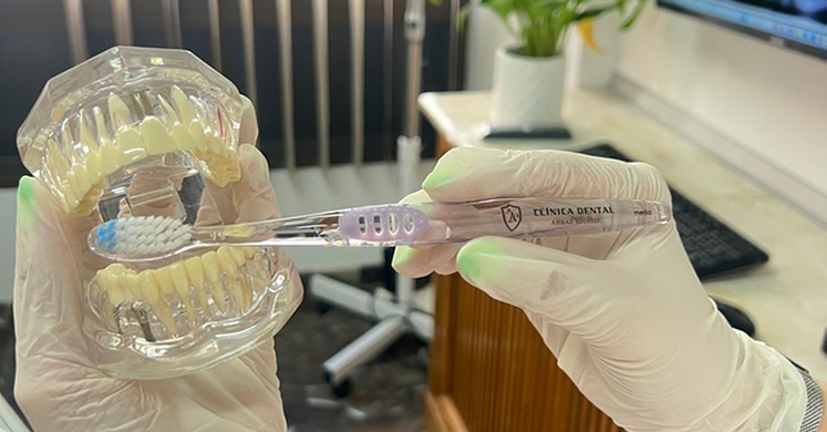 Examen dental con limpieza y revisión bucal en Granada