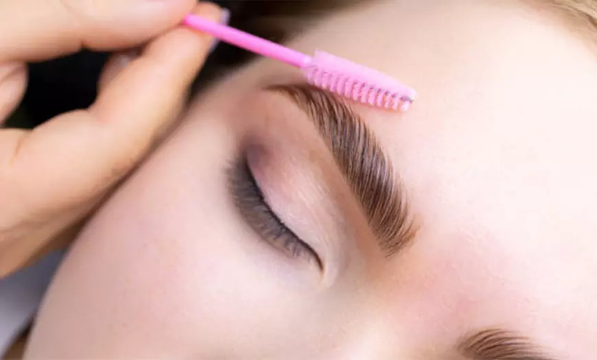 Image 9: Lifting y tinte de pestañas y opción a laminado y diseño de cejas