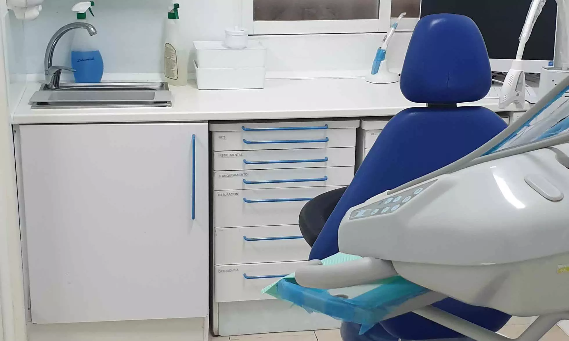 Sonrisas relucientes con empastes y limpieza bucal profesional