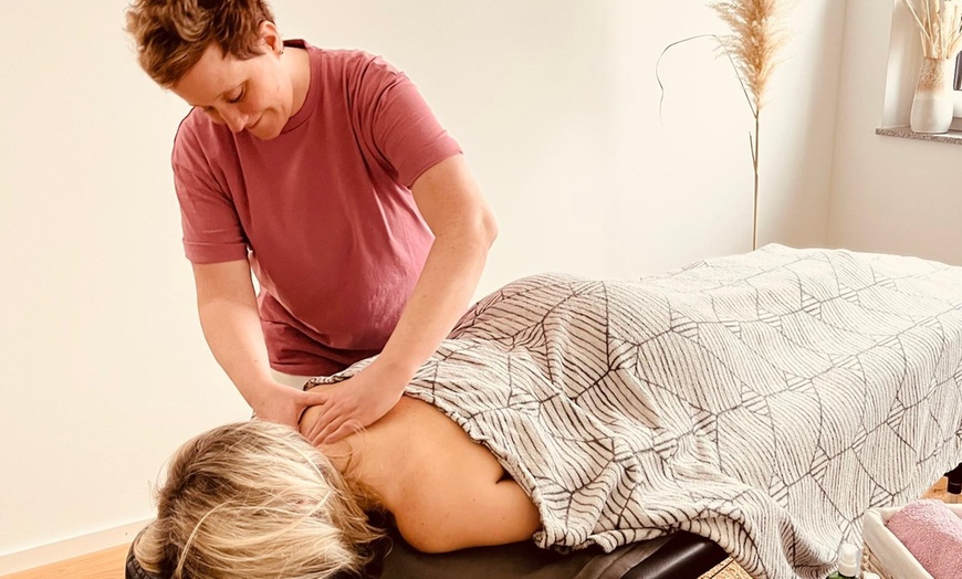 Image 1: 30-60 Min. Aromaöl-, Rücken-/ Nacken, Fußreflex- oder Migräne-Massage
