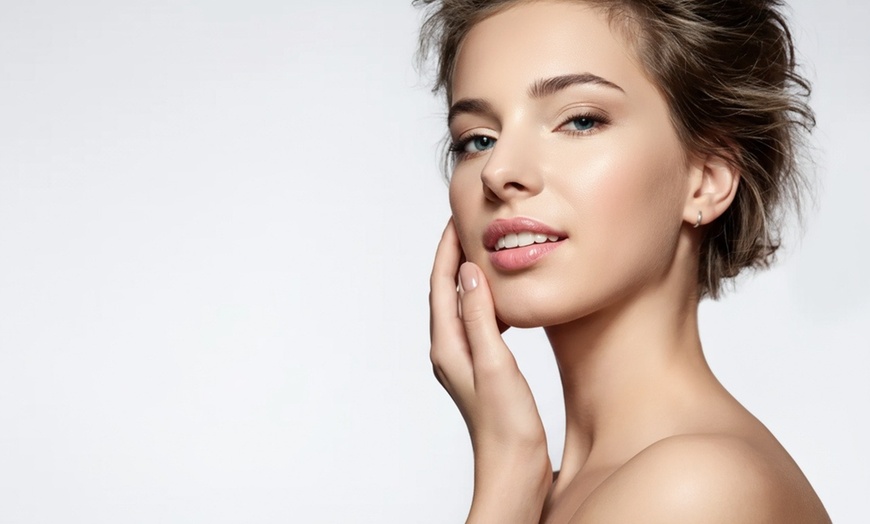 Image 1: Huidverfrissende behandeling met hyaluron-microneedling