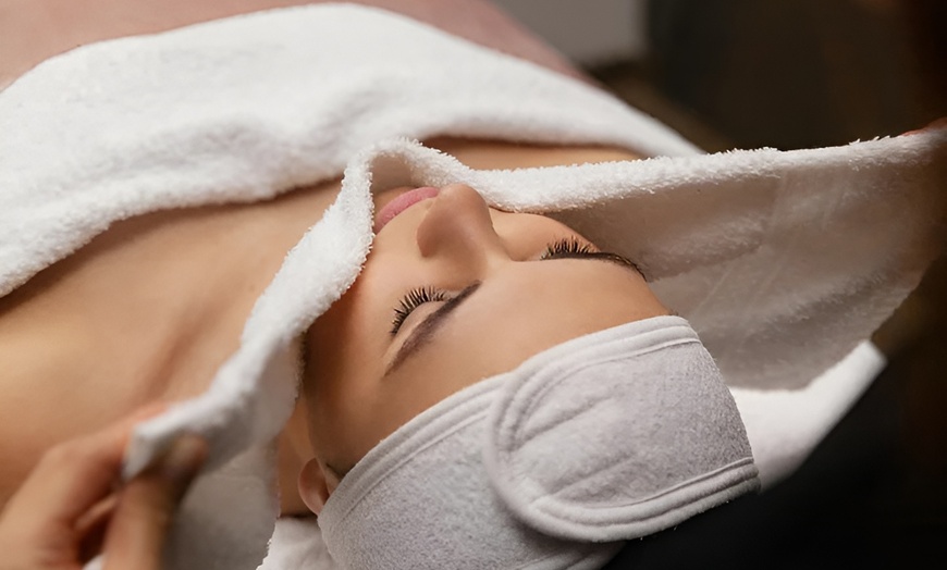 Image 2: Verstevig en verzorg je huid met een HIFU behandeling of Headspa