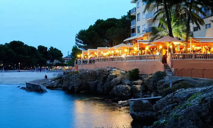 Menú mediterráneo para 2 o 4 con postres y vino con vistas al mar