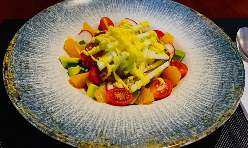 Menú con entrantes, principales, postres y bebidas