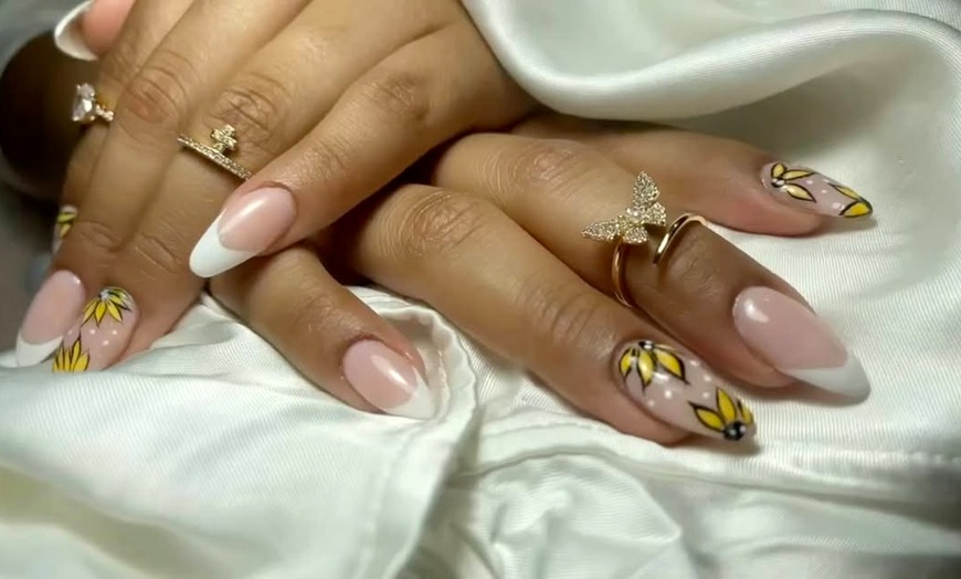 Image 9: 1 o 3 sesiones de manicura y/o pedicura clásica o semipermanente