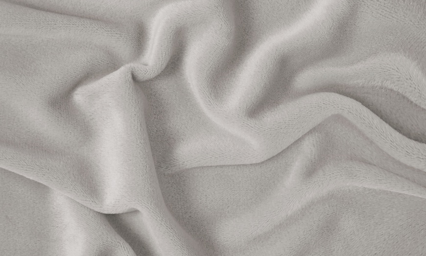 Image 26: Water-Resistant, Elegant Velvet Sofa Cover in Various Sizes