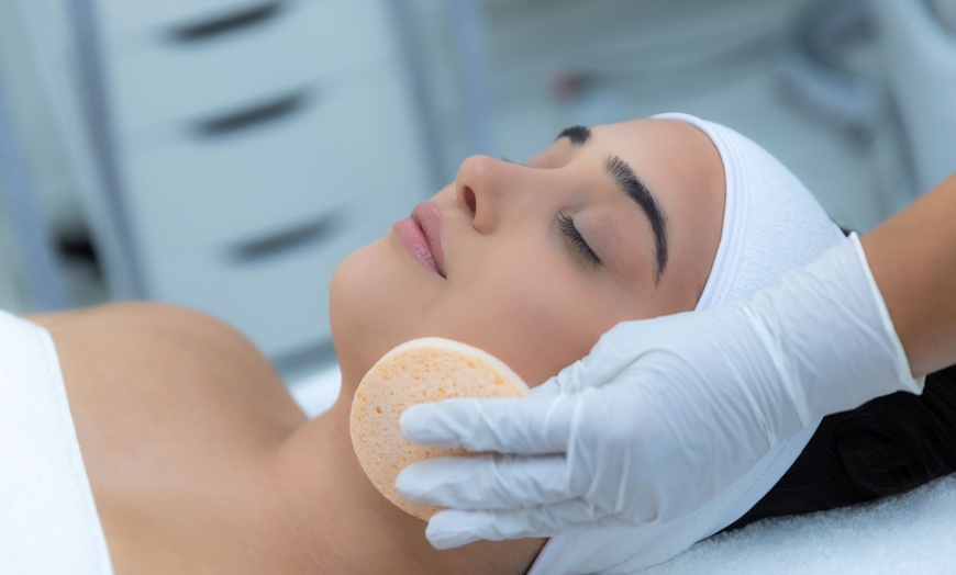 Image 1: Microdermabrasion od. Gesichtsbehandlung od. Freundinnen Facial-Day