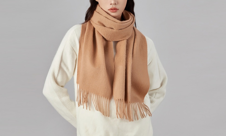 Image 5: Bufanda de lana con flecos