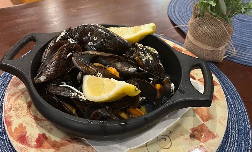 Image 9: Sabor y mar: menú mediterráneo clásico o prémium para 2 o 4 personas