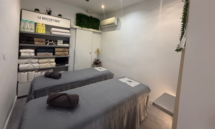 Image 3: Ritual en pareja con masaje oriental, champán y chocolate
