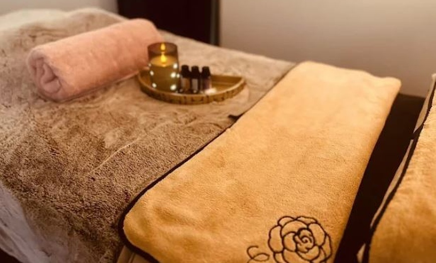 Image 4: 60 min Swedish or Deep Tissue Couple Massage w/ Hot Stone, Hot Towels