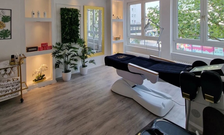 Image 2: Aqua-Facial- & Microneedling-Gesichtsbehandlung für 1 Person