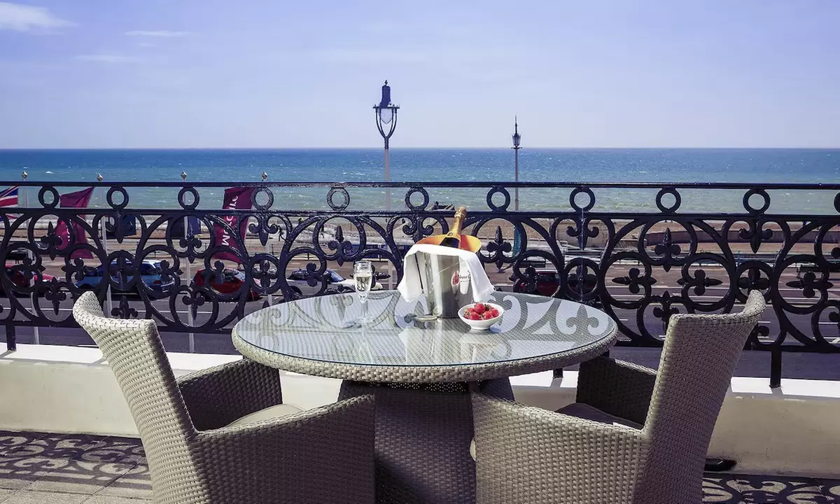 Brighton: Seafront Stay for 2 with Breakfast, Welcome Drink & Dinner