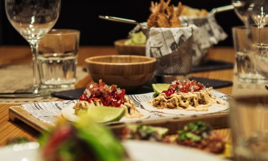 Image 1: Menú degustación de estilo fusión para 2 o 4 personas 