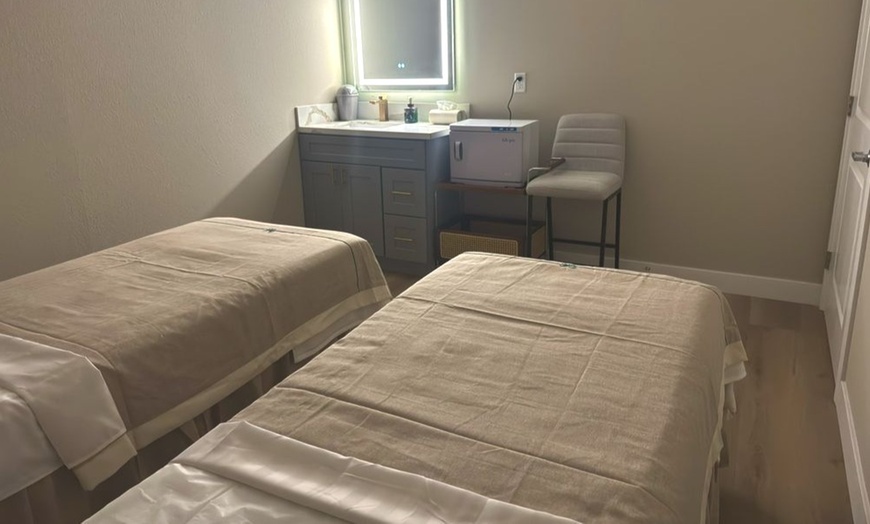 Image 2: Luxury Massages for 1 or 2 with Aromatherapy, Hot Towels + 3 Add-On's 
