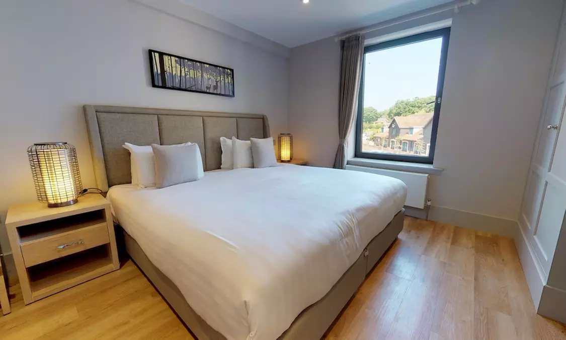 Hampshire: 4* Superior Double or Twin Room Stay with Breakfast