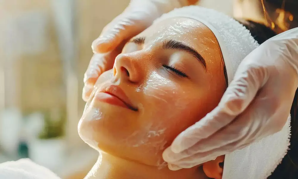 Limpieza facial completa con extracción, exfoliación, mascarilla hidratante y opción a vapor y luz LED - Primary Image