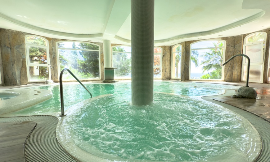 Image 1: Circuito spa para 2 personas con opción a masaje y tratamiento 