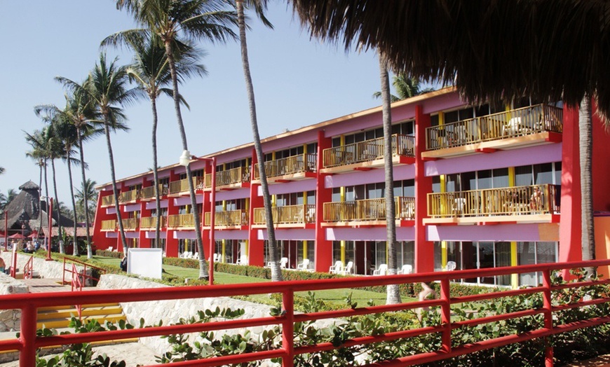 Image 6: ✈ 4-Night All-inclusive Puerto Vallarta Vacation