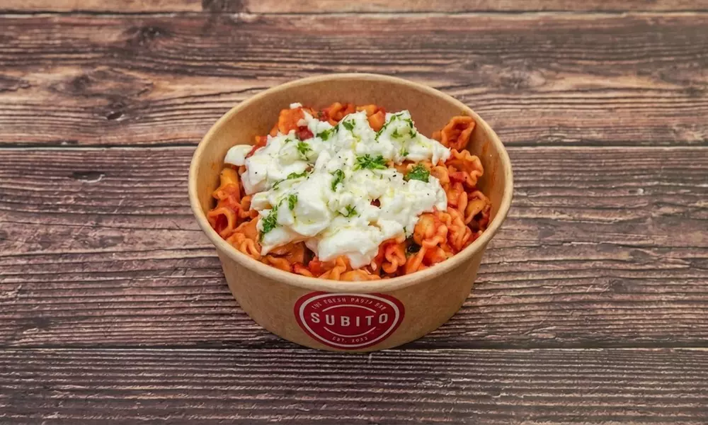 Pasta fresca italiana con bebida