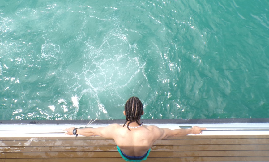 Image 12: Excursión en catamarán con comida y baño en alta mar 