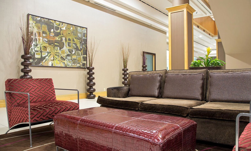 Image 3: Member-Only Deal: Steps from shopping, dining, & Orlando theme parks