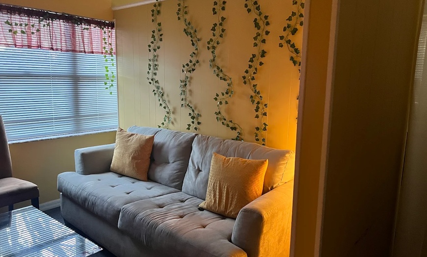 Image 3: 50-Min Individual or Couple Relaxation Massage Packages