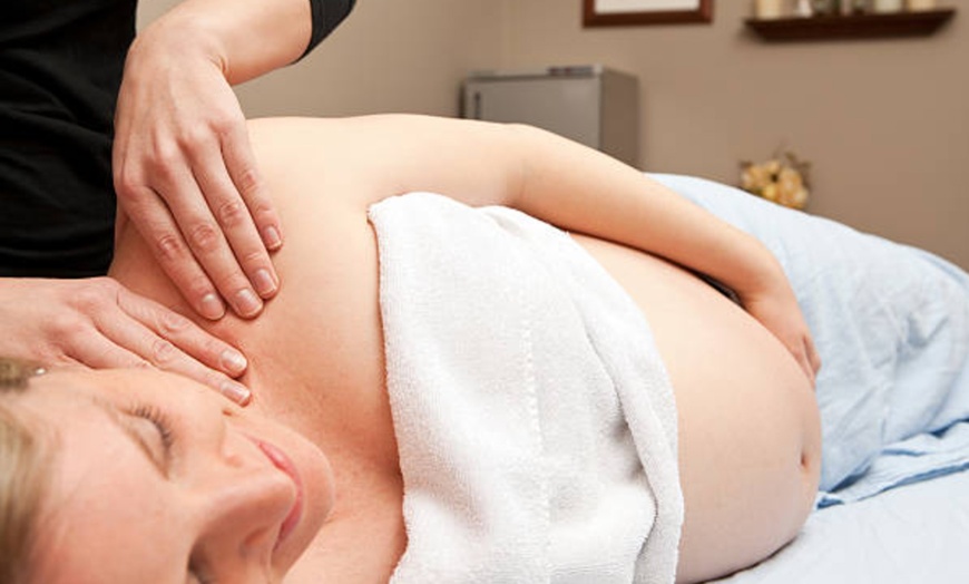 Image 11: 1 o 4 masajes personalizados o ritual con gravedad cero y haloterapia