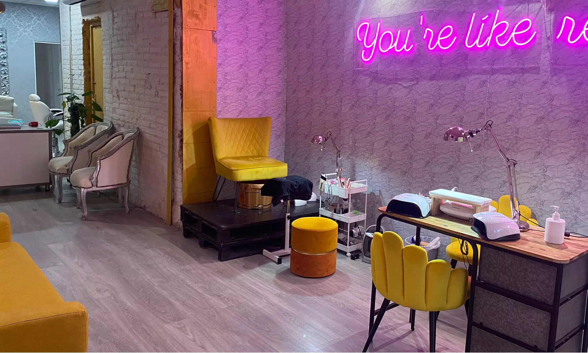 Manicura o pedicura clásica con esmaltado normal o semipermanente