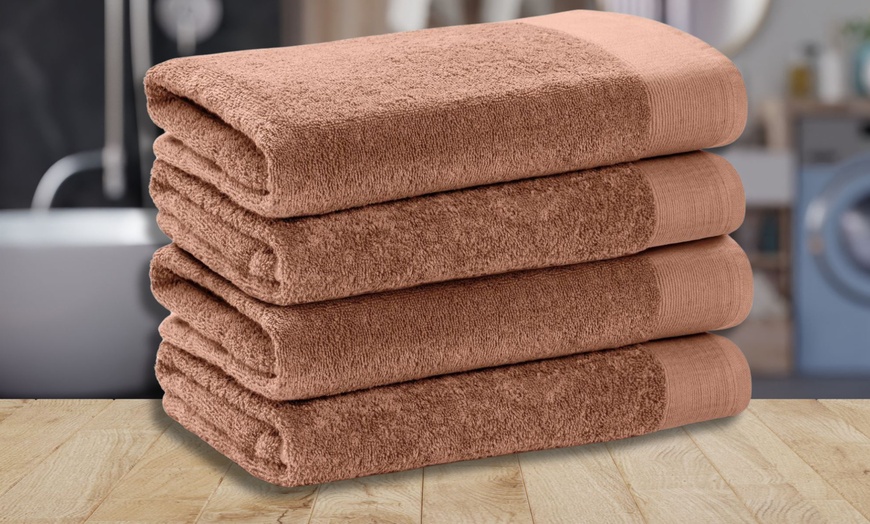 Image 4: Pack of Four Egyptian Cotton 550gsm Bath Towels
