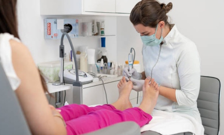 Image 1: 1 o 2 sesiones de quiropodia de 20-30 minutos para una persona