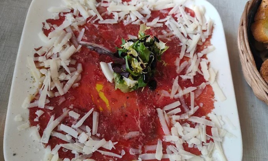 Image 5: Parrillada para 2 o 4: aperitivo, entrantes, postres, bebida y vino
