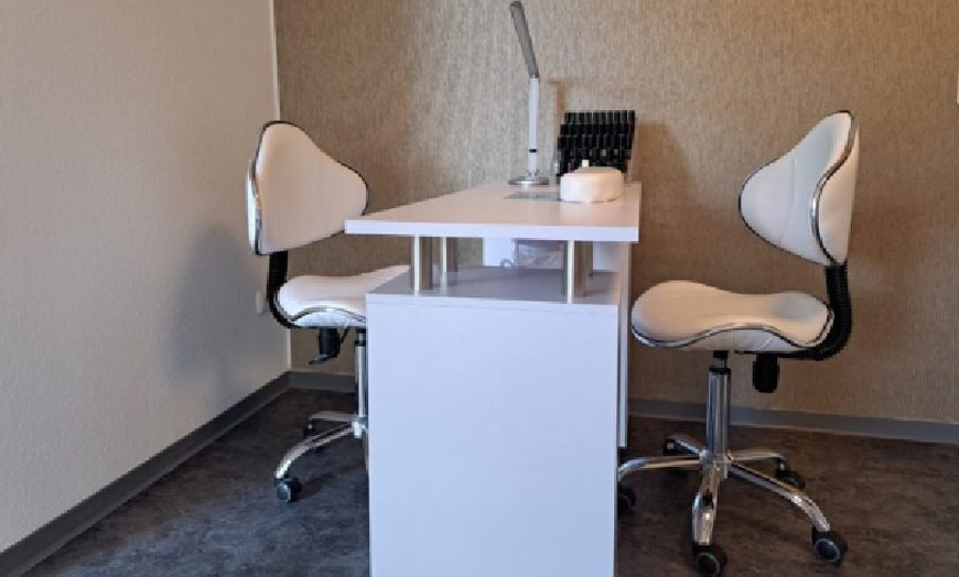 Image 3: Maniküre inkl. Nagellack & Hand-Massage für 1 Person