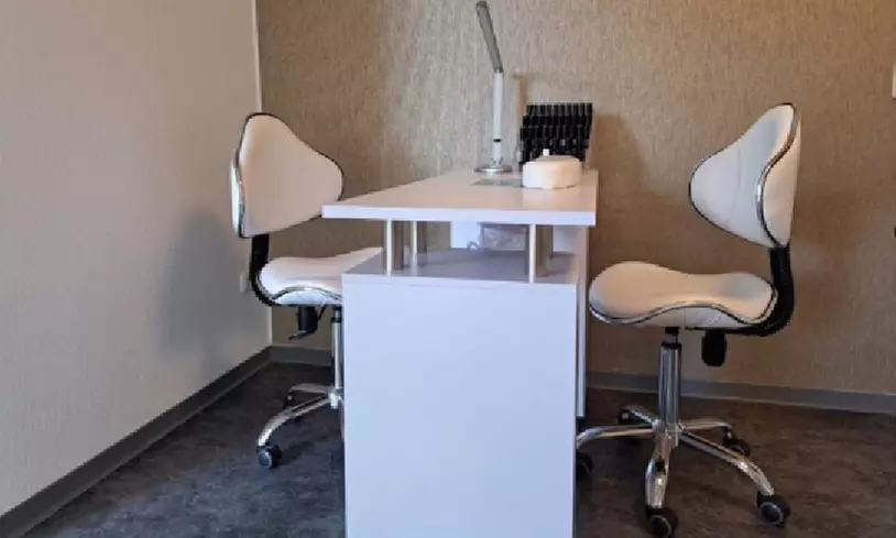 Maniküre inkl. Nagellack & Hand-Massage für 1 Person