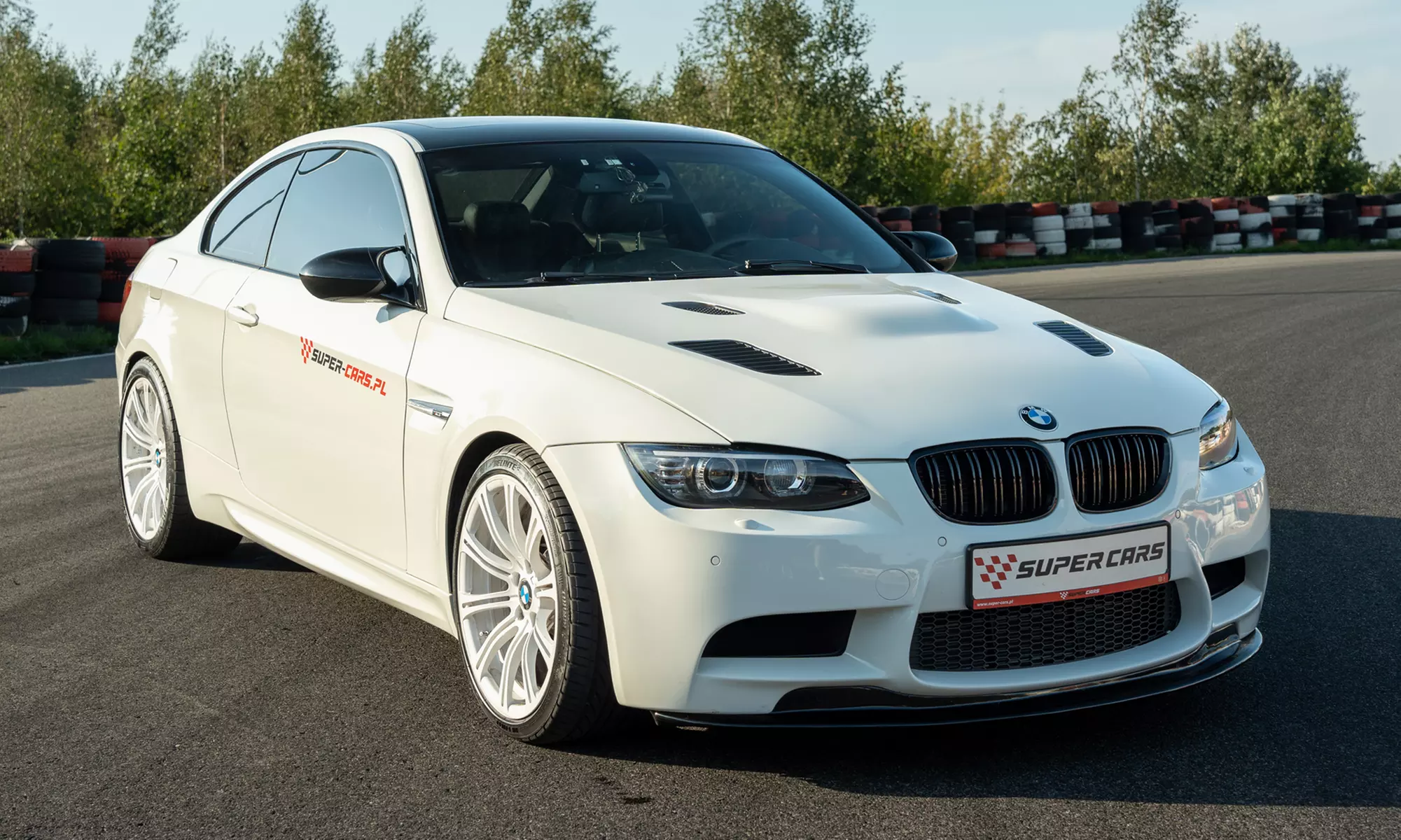 Poczuj adrenalinę: Jazda sportowym autem po torach w całej Polsce