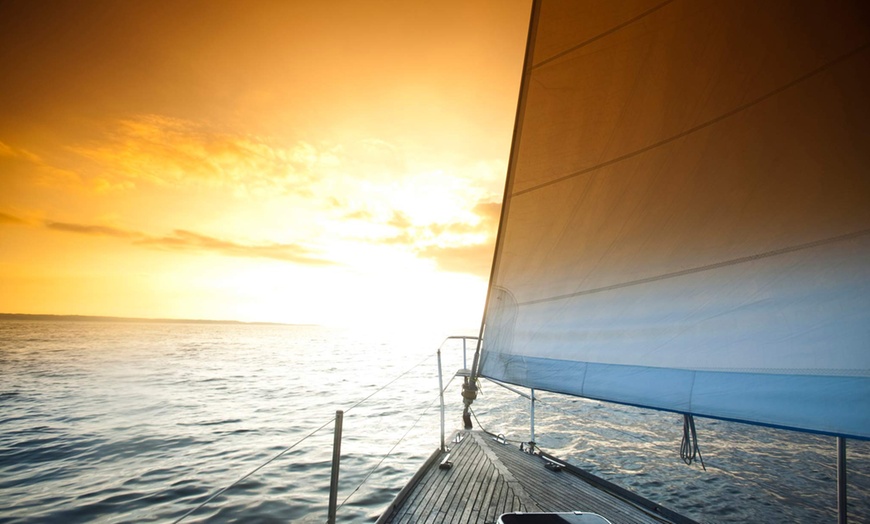 Image 9: Paseo en barco de vela con cava al atardecer para 2, 4 o 6 personas 