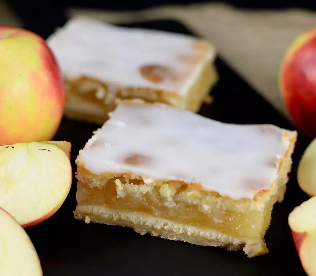 Süßes Teilchen oder Stück Kuchen inkl. Kaffee Crema oder Kakao