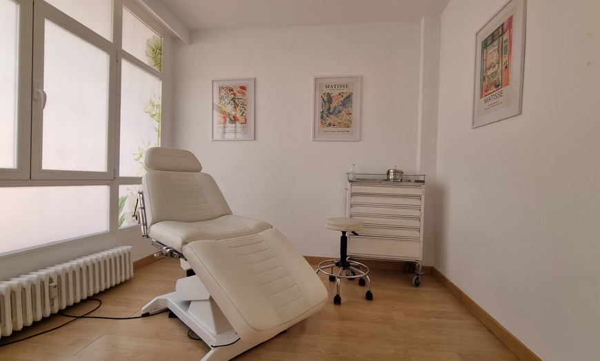 Image 3: Tratamiento reafirmante inyectado en tercio superior facial para 1