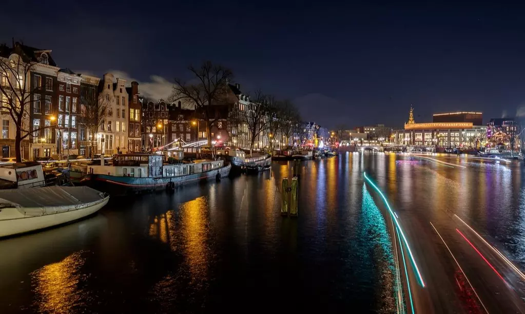 Erkunde tagsüber oder abends die ikonischen Grachten von Amsterdam