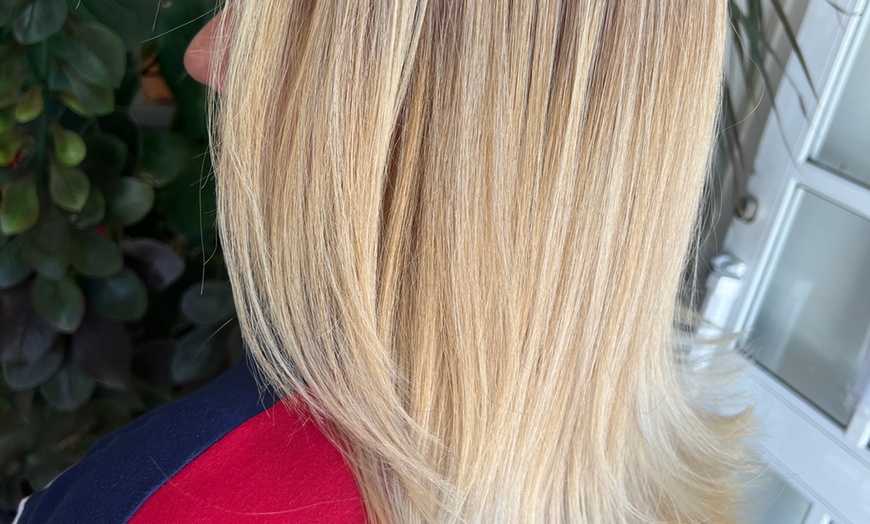 Image 9: Sesión de peluquería completa con opción a corte y tinte base para 1 