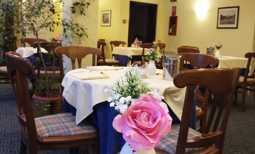 Image 19: Saint-Vincent 4* : chambre avec petit-déjeuner et accès aux Thermes